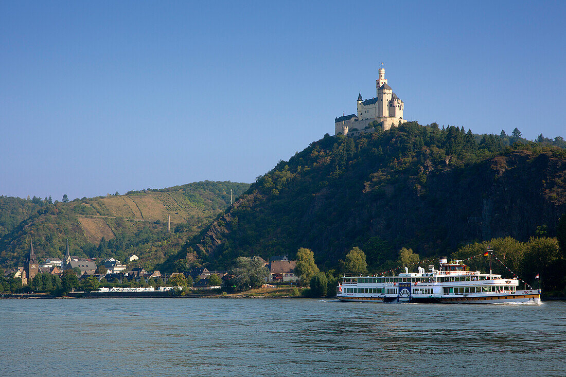 Schaufelraddampfer Goethe auf dem Rhein vor der Marksburg, Unesco Weltkulturerbe, bei Braubach, Rhein, Rheinland-Pfalz, Deutschland