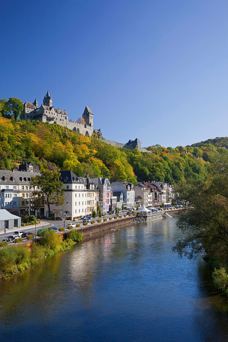 Burg Altena über dem Tal der Lenne, Altena, Sauerland, Nordrhein-Westfalen, Deutschland