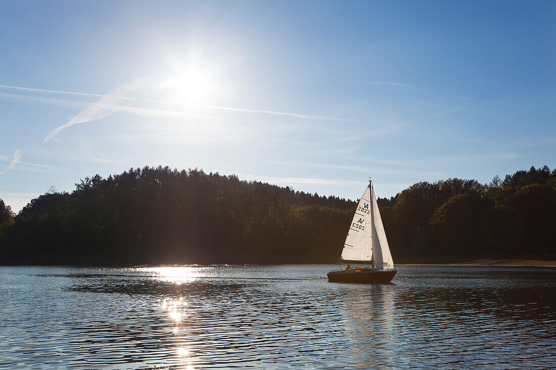 Segelboot auf dem Sorpesee, bei Sundern, Sauerland, Nordrhein-Westfalen, Deutschland