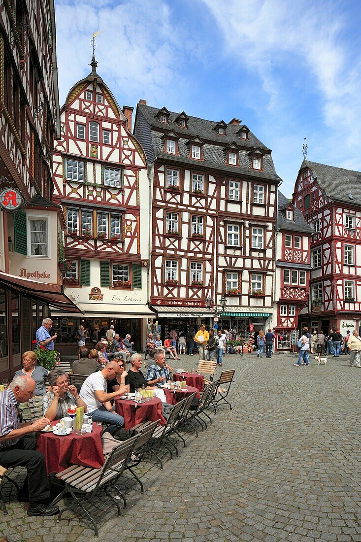 D-Bernkastel-Kues, health spa, Moselle, Middle Moselle, Rhineland-Palatinate, market place, half-timbered house, people sitting in a sidewalk restaurant
