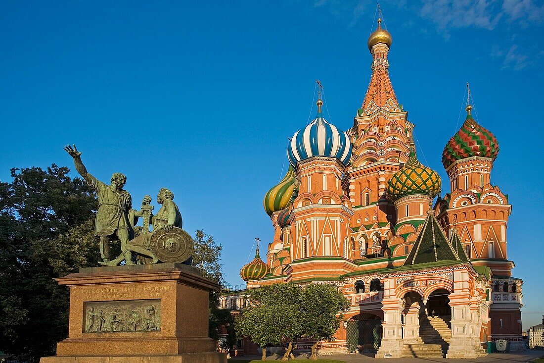 Minin and Pozharsky Monument with St  Basils Cathedral, Red Square, Moscow, Russia.