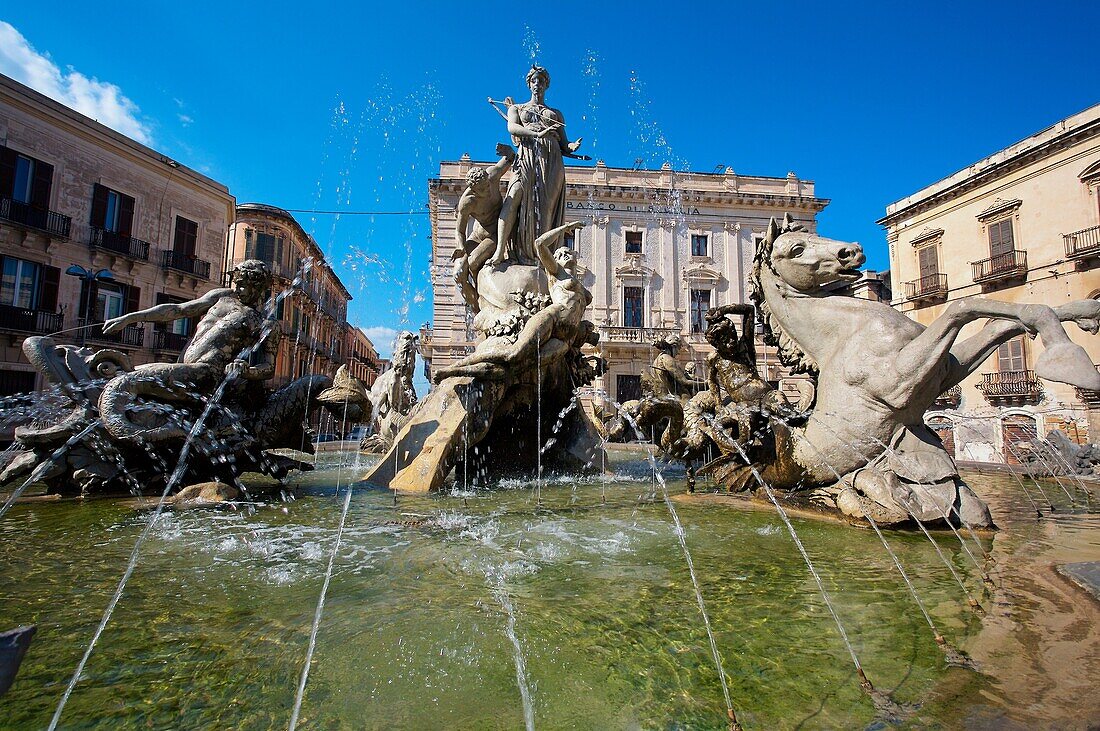 Archimede square, fountain, Siracusa  Sicily  Italy.