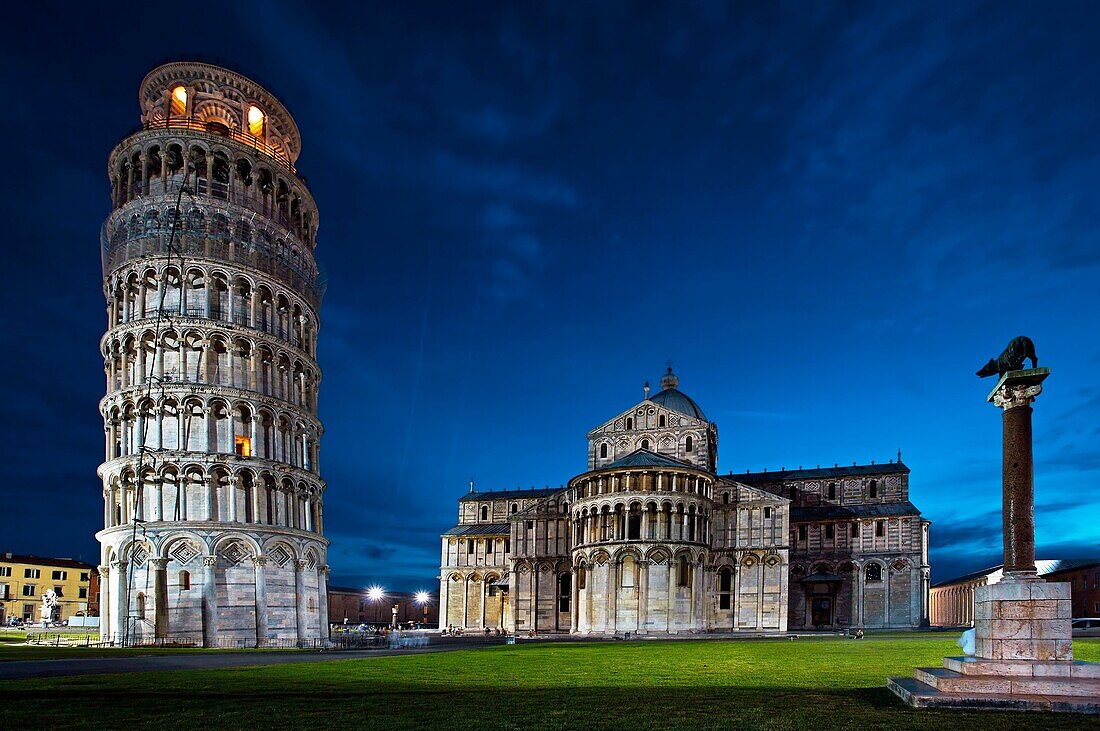 Duomo and the Leaning Tower  Piazza dei Miracoli  Pisa  Tuscany, Italy.