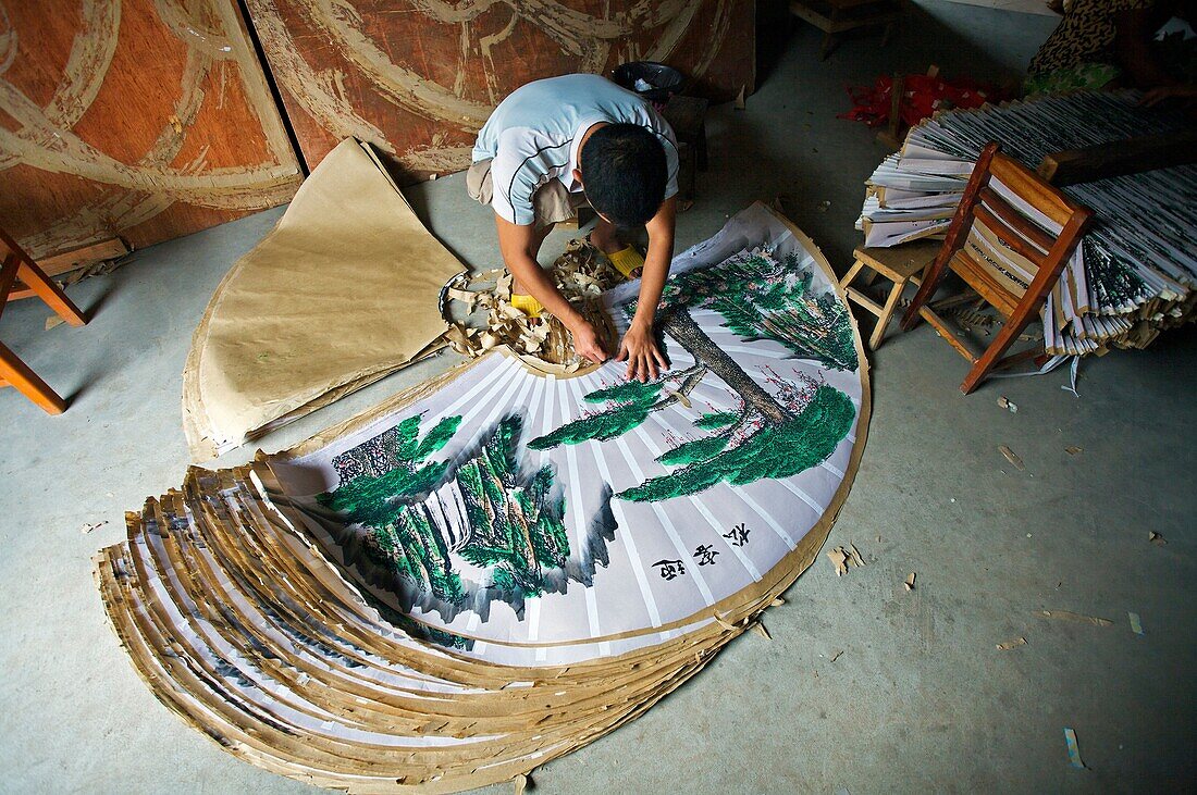 Making Folding fans, Fuli village, Li River, Guangxi, China