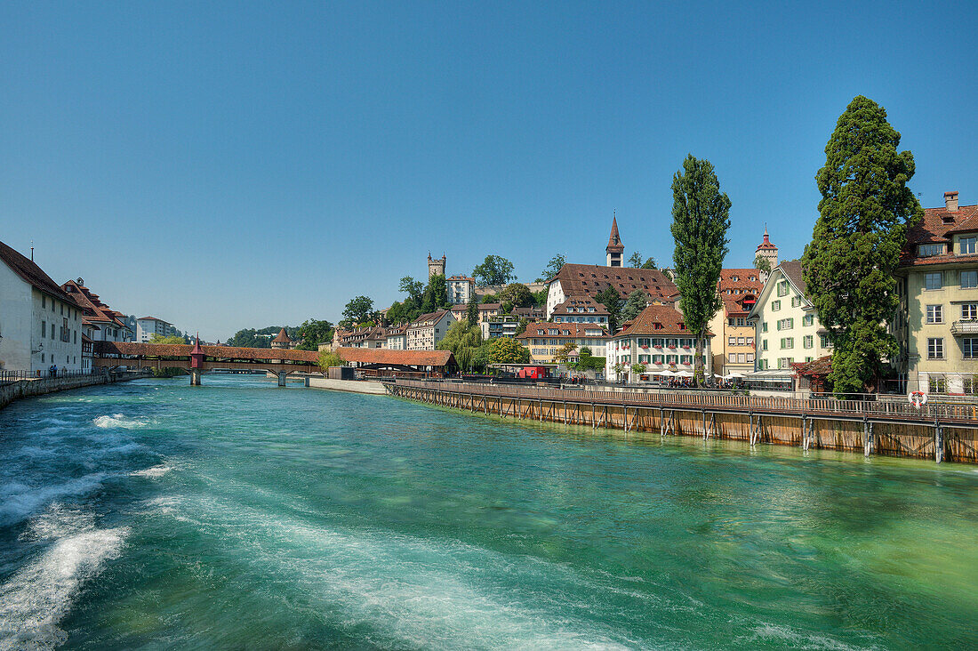 Reuss mit Spreuerbrücke im Sonnenlicht, Luzern, Luzern, Schweiz, Europa