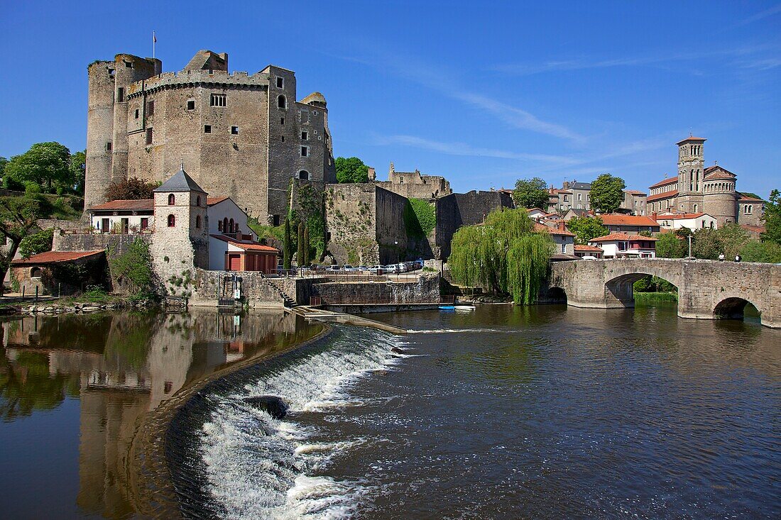 France, Loire-Atlantique (44), Clisson, the castle of the XIII century bridge over the Sevre, Notre Dame