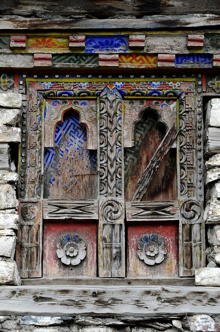 Nepal Annapurna ring sculpted wooden window at the village of MANANG