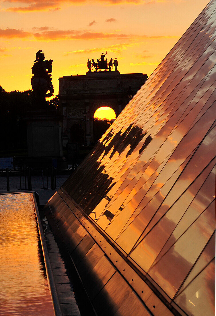 Louvre Pyramid and in the background the arc de Triomphe of Carrousel