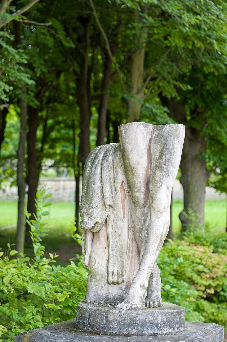 France, Hauts de Seine, Park of Saint-Cloud, broken statue
