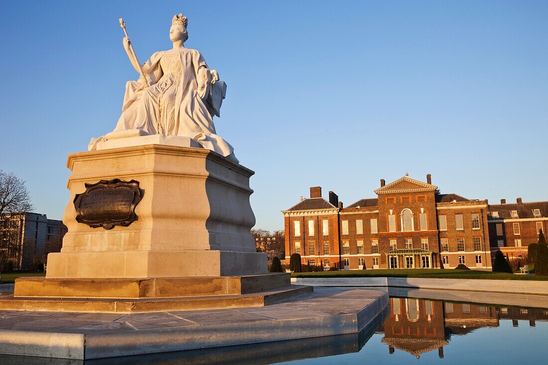 England,London,Kensington,Queen Victoria Statue and Kensington Palace
