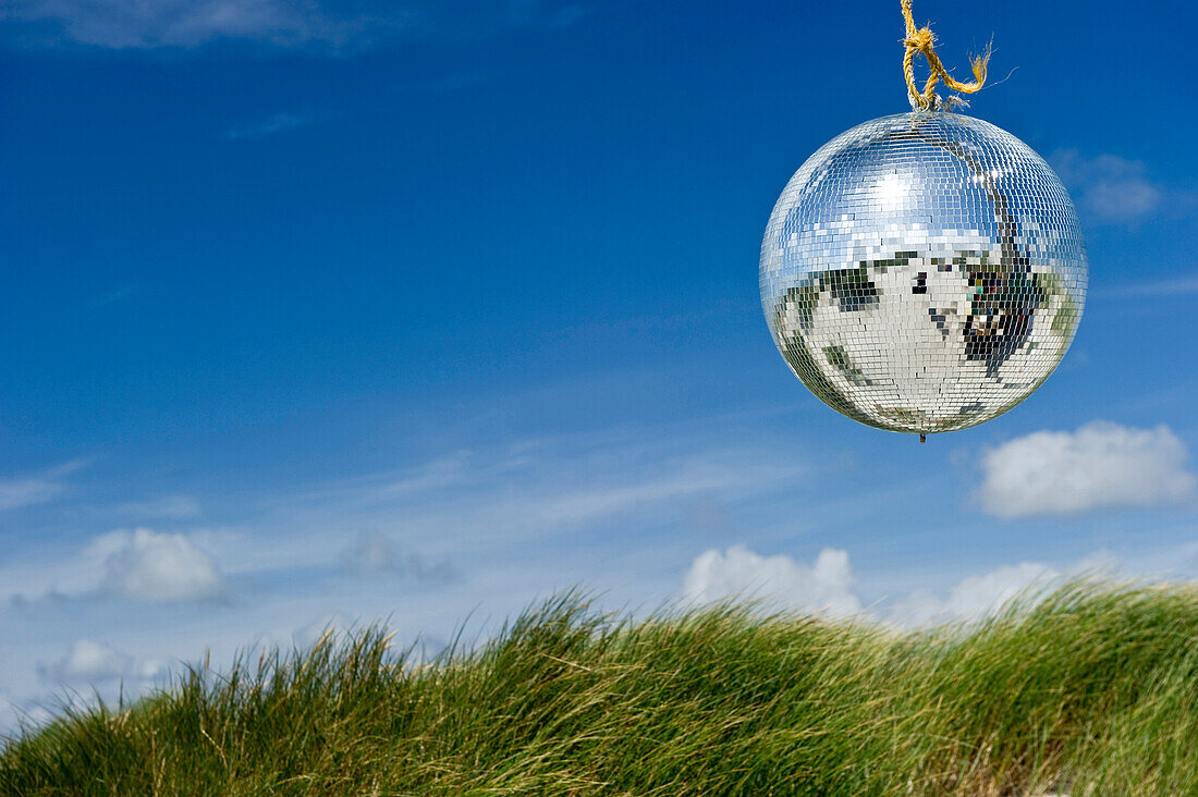 Discokugel in den Dünen, bei Nebel, Amrum, Nordfriesland, Schleswig-Holstein, Deutschland