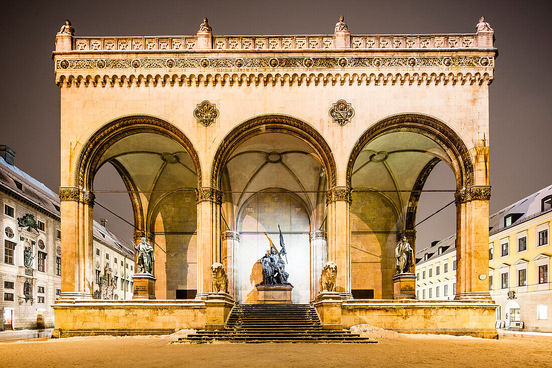 Feldherrnhalle with the monument of the Bavarian Army, Odeonsplatz at night in winter, Munich, Upper Bavaria, Bavaria, Germany