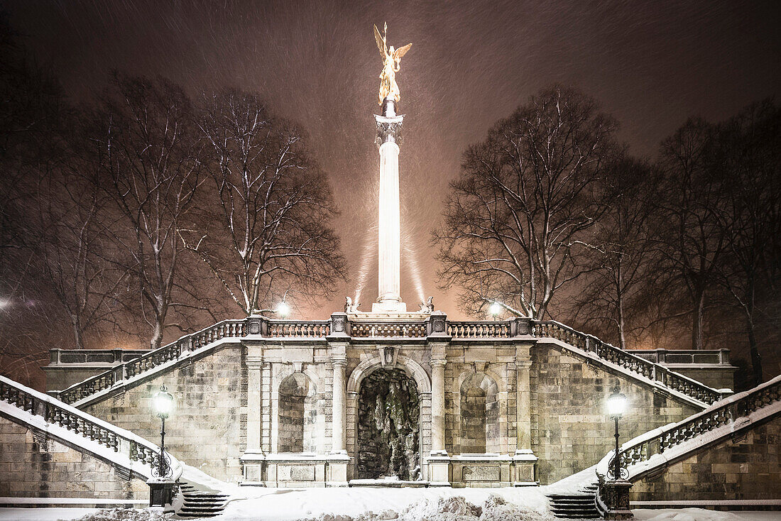 Friedensengel, nachts bei Schneetreiben, München, Oberbayern, Bayern, Deutschland