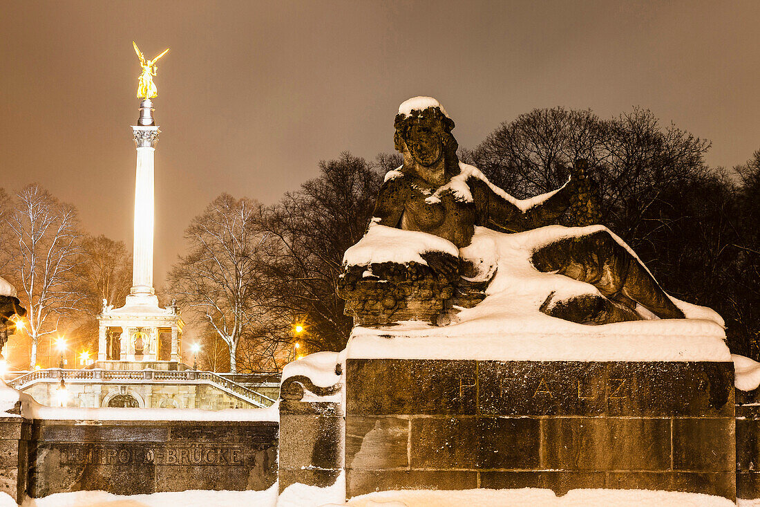 Friedensengel, hinter Pfalz-Statue und Luitpoldbrücke abends bei Schneetreiben, München, Oberbayern, Bayern, Deutschland