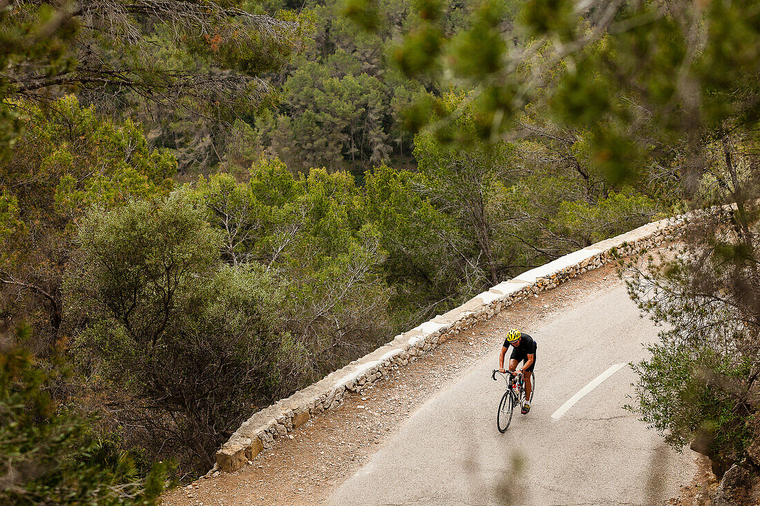 Rennradfahrer über Es Capdella, Mallorca, Spanien