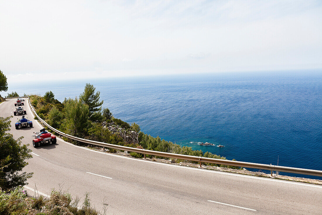 Trikes auf kurviger Küstenstraße am Mittelmeer, Estellencs, Mallorca, Spanien