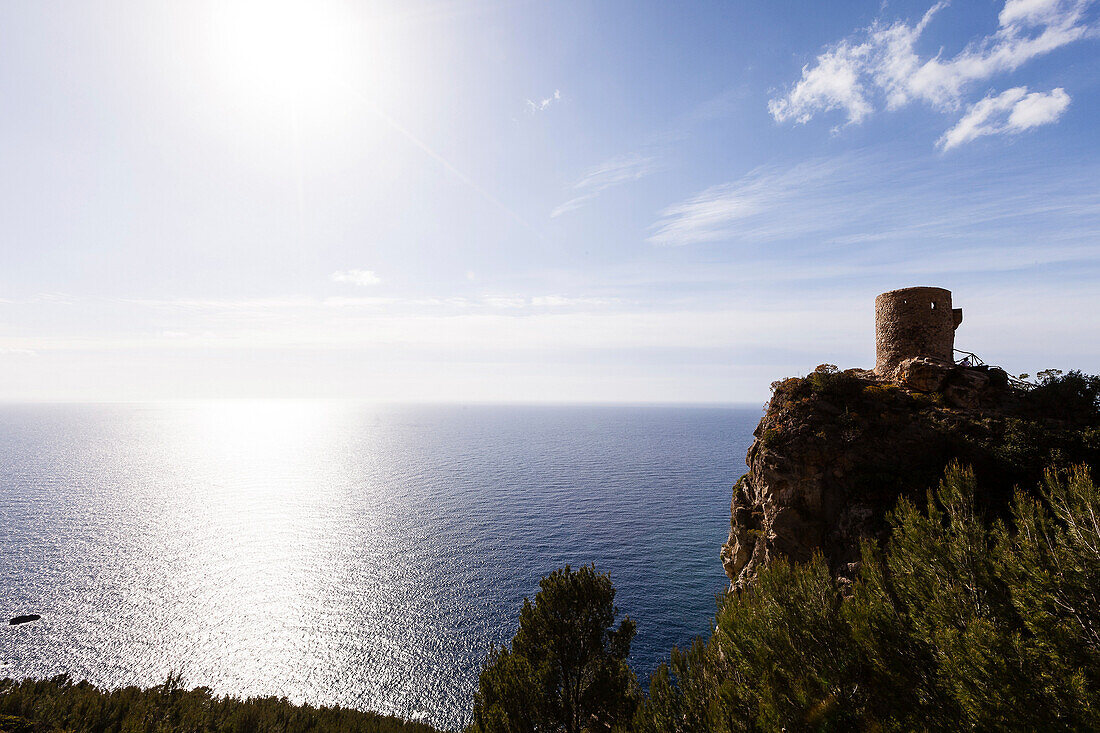 Aussichtsturm über dem Mittelmeer, bei Banyalbufar, Mallorca, Spanien