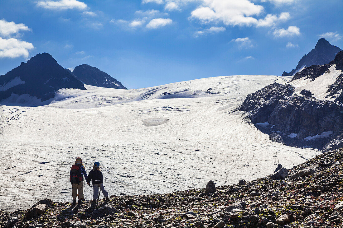 Mädchen stehen vor dem Silvretta Gletscher, Kanton Graubünden, Schweiz, Europa