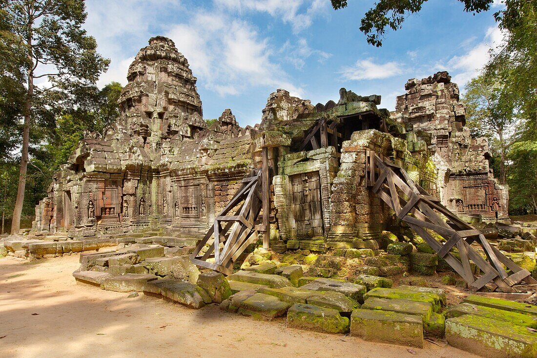 Ta Som, A small temple at Angkor, Cambodia, built at the end of the 12th century for King Jayavarman VII, It is located north east of Angkor Thom and just east of Neak Pean, The King dedicated the temple to his father Dharanindravarman II Paramanishkalapa