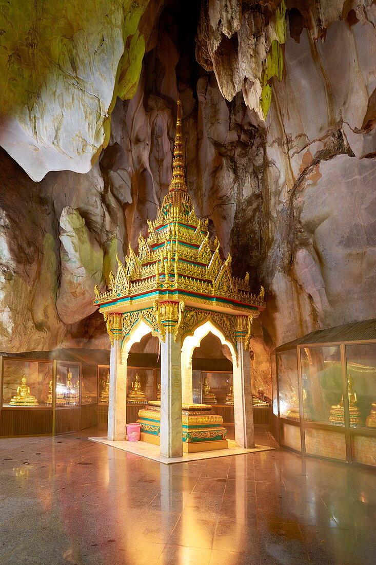 Thailand, Khao Yoi Buddhist Cave Temple, Buddha statues inside