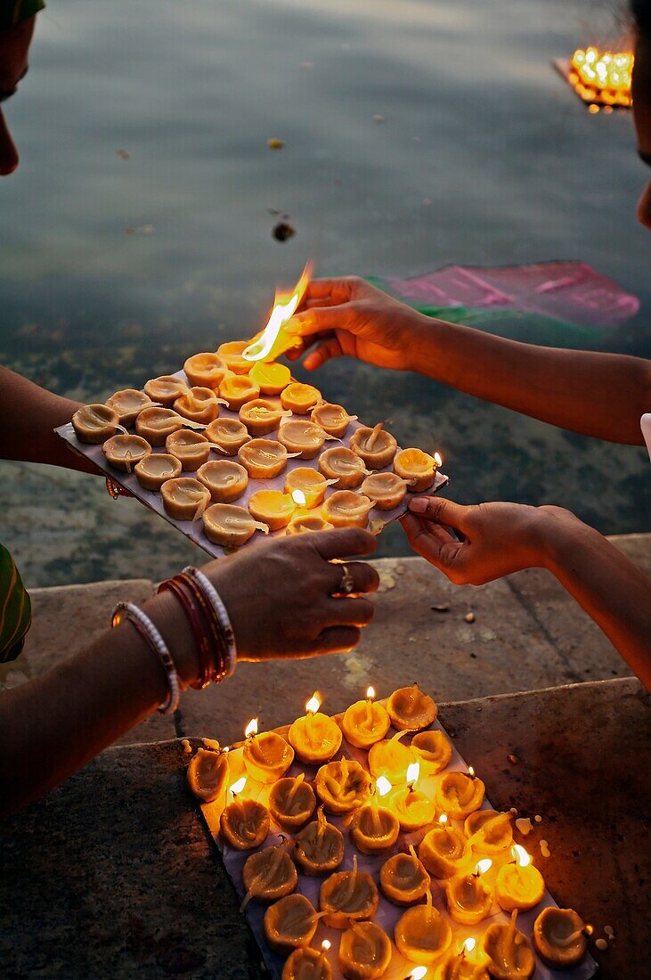 Making offerings ´puja´ to the lake Pichola during a holy day, Gangaur Ghat  Udaipur  Rajasthan  India