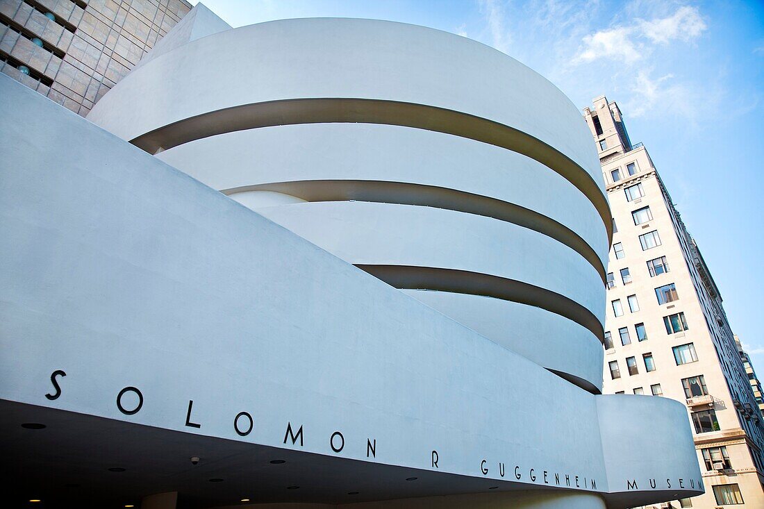Solomon R Guggenheim Museum on Fifth Avenue, designed by Frank Lloyd Wright, Manhattan, New York City  USA