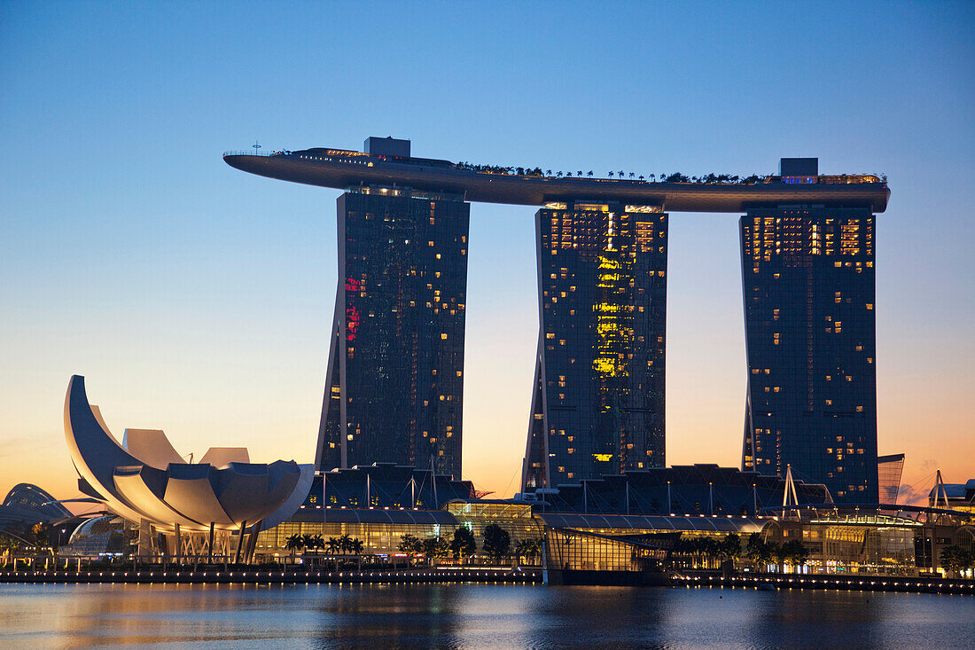 Asia, Singapore, Marina Bay Sands, Marina Bay Sands Hotel, Hotel, Hotels, architecture, Casino, Casinos, Night View, Night Lights, Illumination, Tourism, Holiday, Vacation, Travel. Asia, Singapore, Marina Bay Sands, Marina Bay Sands Hotel, Hotel, Hotels, 