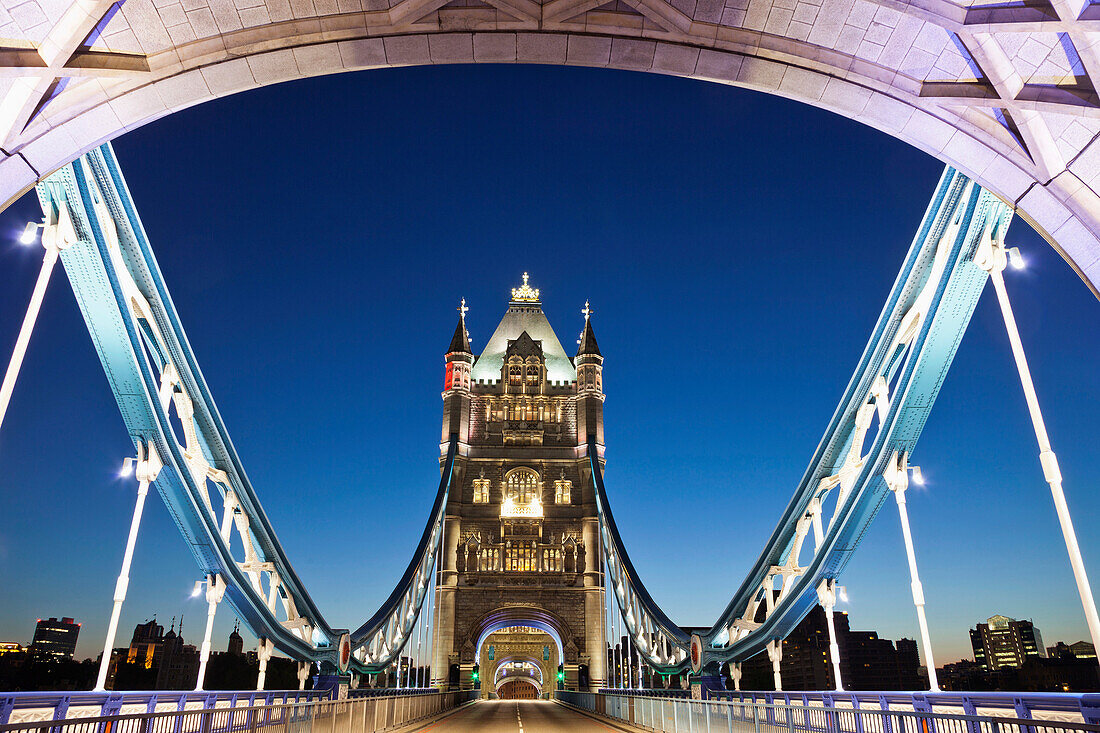 UK, United Kingdom, Great Britain, Britain, England, Europe, London, Southwark, Tower Bridge, bridge, River, Thames, Night View, Illumination, Road, Roads. UK, United Kingdom, Great Britain, Britain, England, Europe, London, Southwark, Tower Bridge, bridg