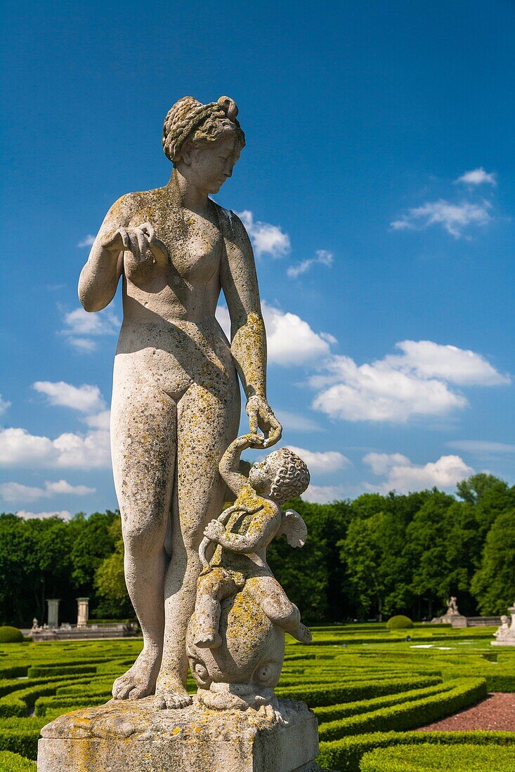 Marble statue in the garden of Nordkirchen castle, Nordkirchen, North Rhine-Westphalia, Germany, Europe