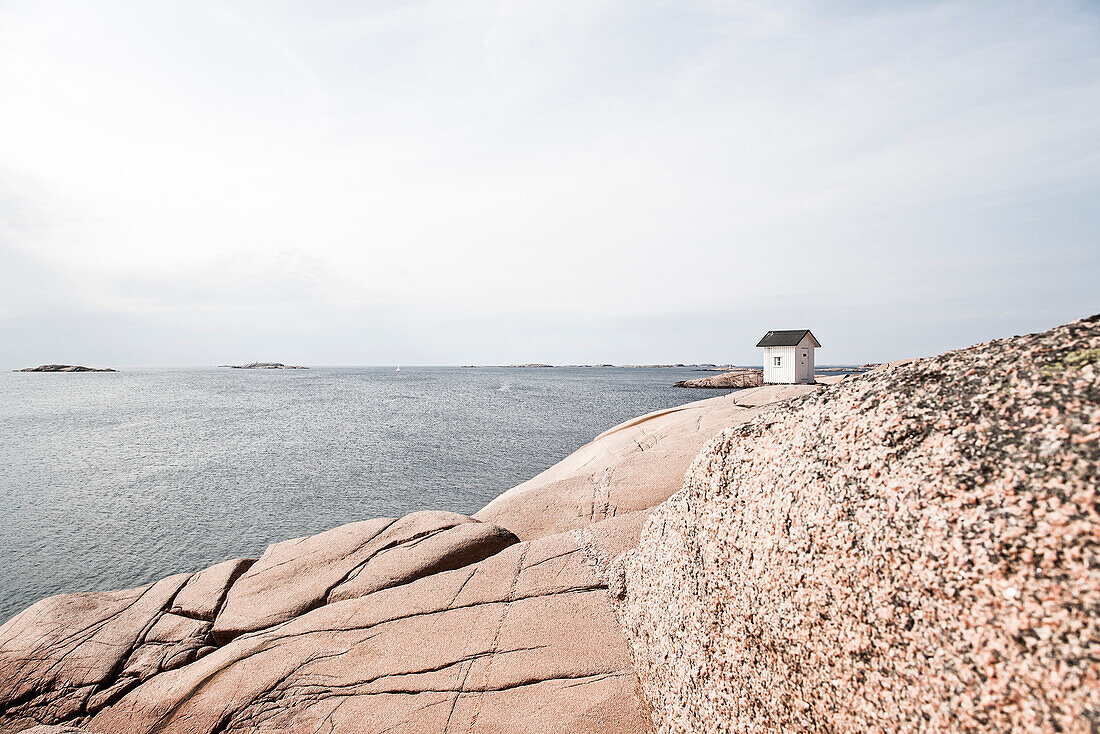 Fischerhaus an der schwedischen Küste, Granitküste, Lysekil, Bohuslän, Schweden
