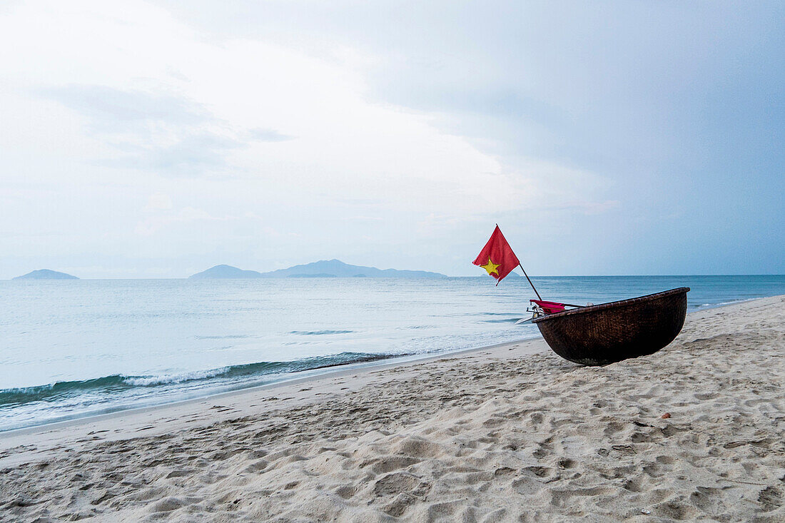 Traditionelles Fischerboot am Strand von Hoi An, Vietnam, Asien