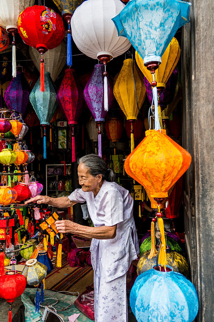 Ältere Frau in einem traditionellen Lampionladen in Hoi An, Zentralvietnam, Vietnam, Asien