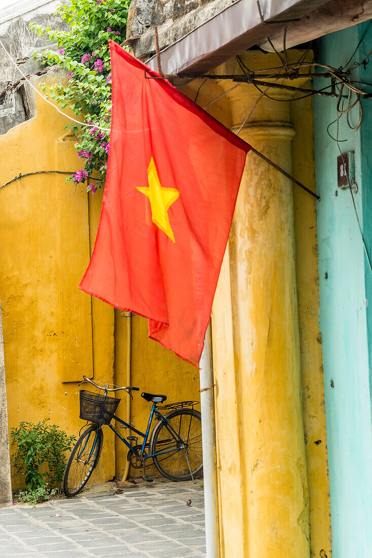Bicycle and national flag of Vietnam, Hoi An, cental Vietnam, Vietnam, Asia