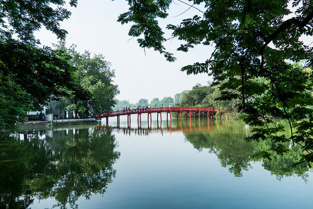 The Huc Brücke am Hoan Kiem See, Hanoi, Vietnam, Asien