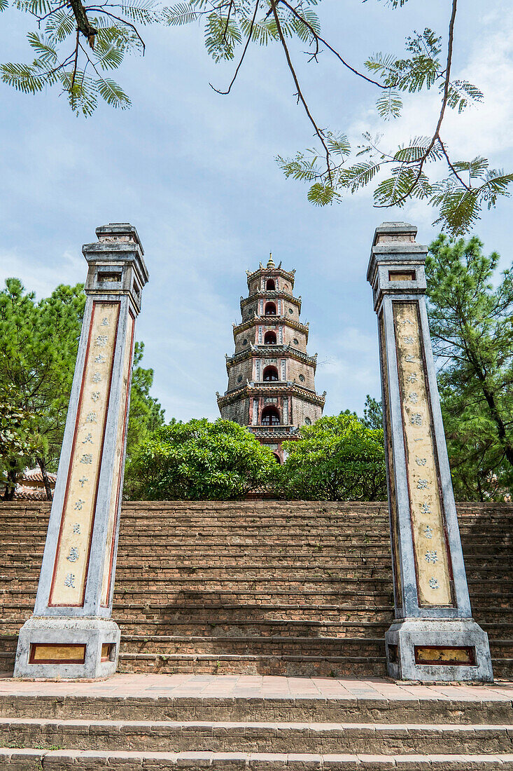 Kaisergrab Thien Mu mit berühmter Pagode, nahe der Kaiserstadt Hue, Vietnam, Asien