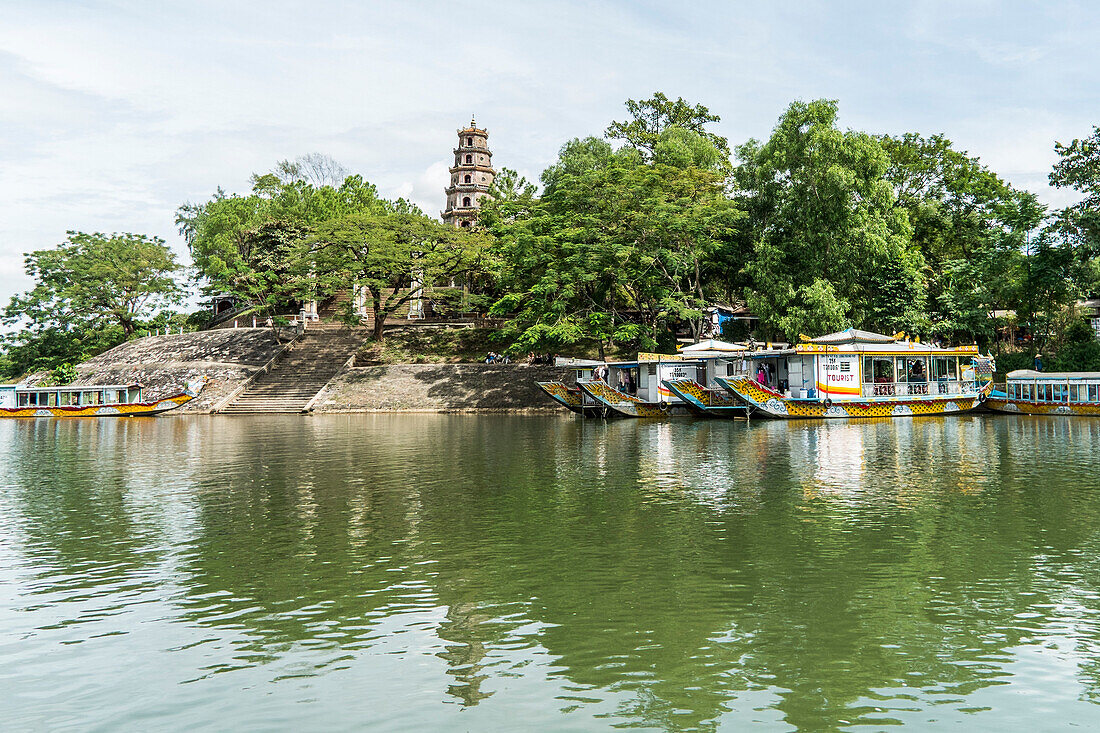 Kaisergrab Thien Mu mit berühmter Pagode, nahe der Kaiserstadt Hue, Vietnam, Asien