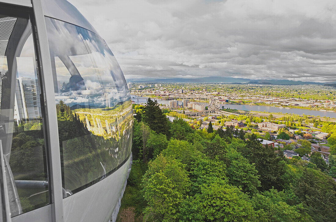 Portland aerial tram and view over the … – License image – 70421520 ...