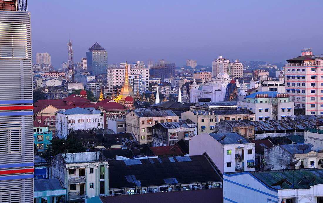 Blick vom New Aye Yar Hotel in der Altstadt zur Sule Pagode, Yangon, Myanmar, Burma, Asien