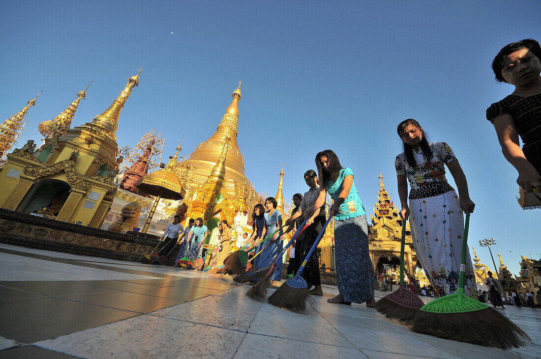 Blick auf die Shwedagon Pagode vom Kandawgyi See, Yangon, Myanmar, Burma, Asien