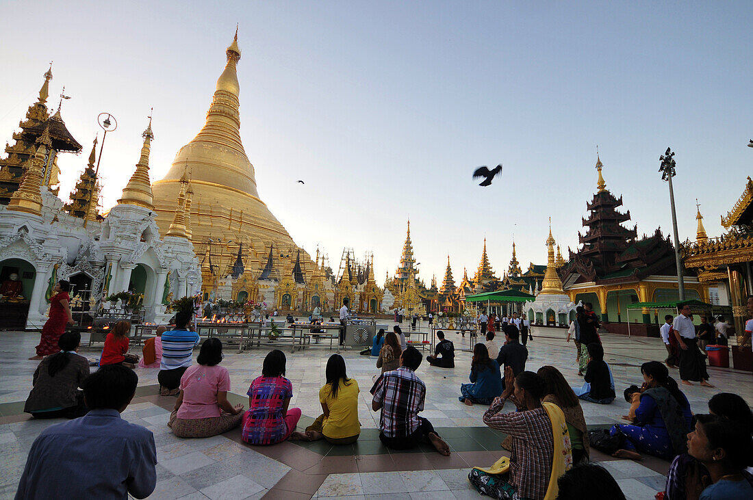 Menschen beten vor der Shwedagon Pagode, Yangon, Myanmar, Burma, Asien