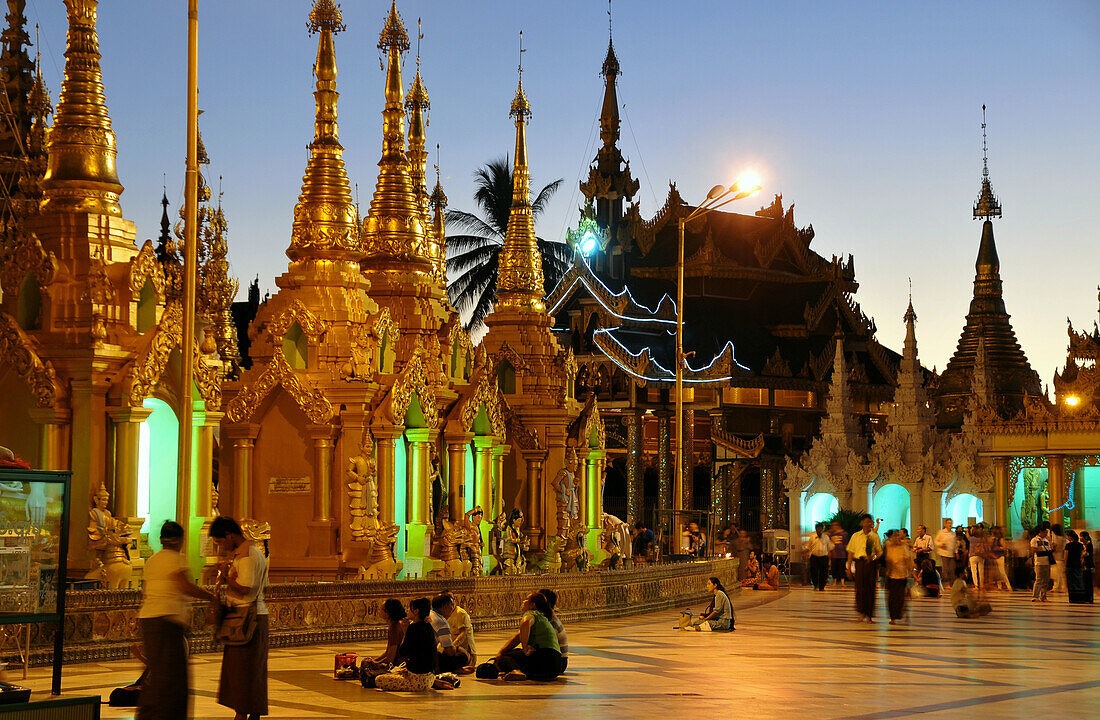 Sitzende Menschen vor der Shwedagon Pagode, Yangon, Myanmar, Burma, Asien