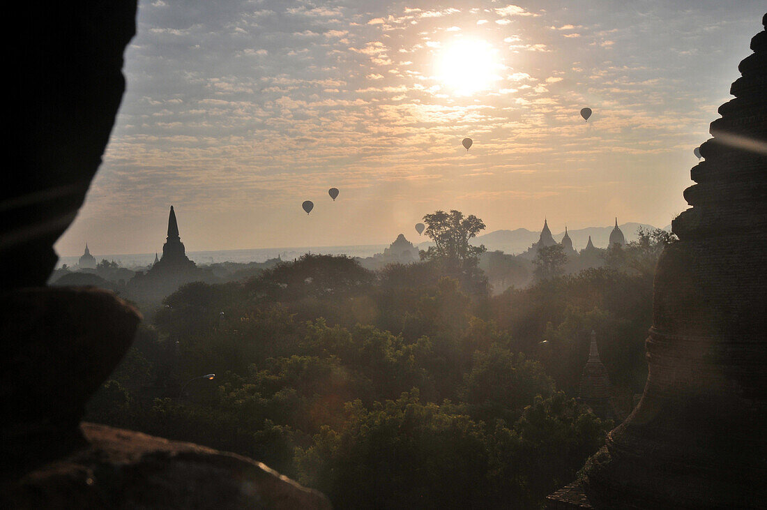 Morgenlicht über Bagan mit Heißluftballon im Hintergrund, Blick vom Kya-mar-pat Tempel gen Osten, Myanmar, Burma, Asien