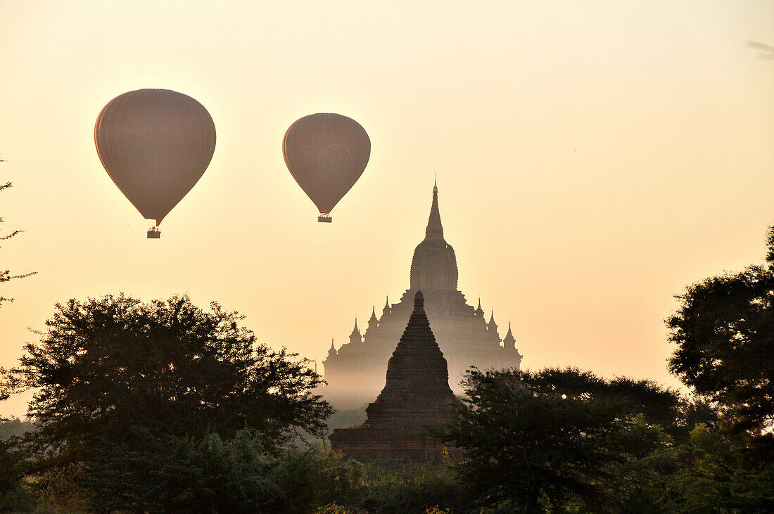 Sula-mani Tempel mit Heißluftballon, Bagan, Myanmar, Burma, Asien