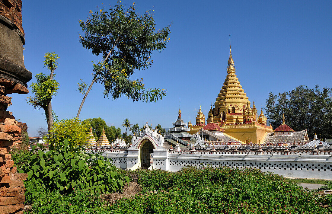 Pagode in Nyaungshwe am Inle See, Myanmar, Burma, Asien