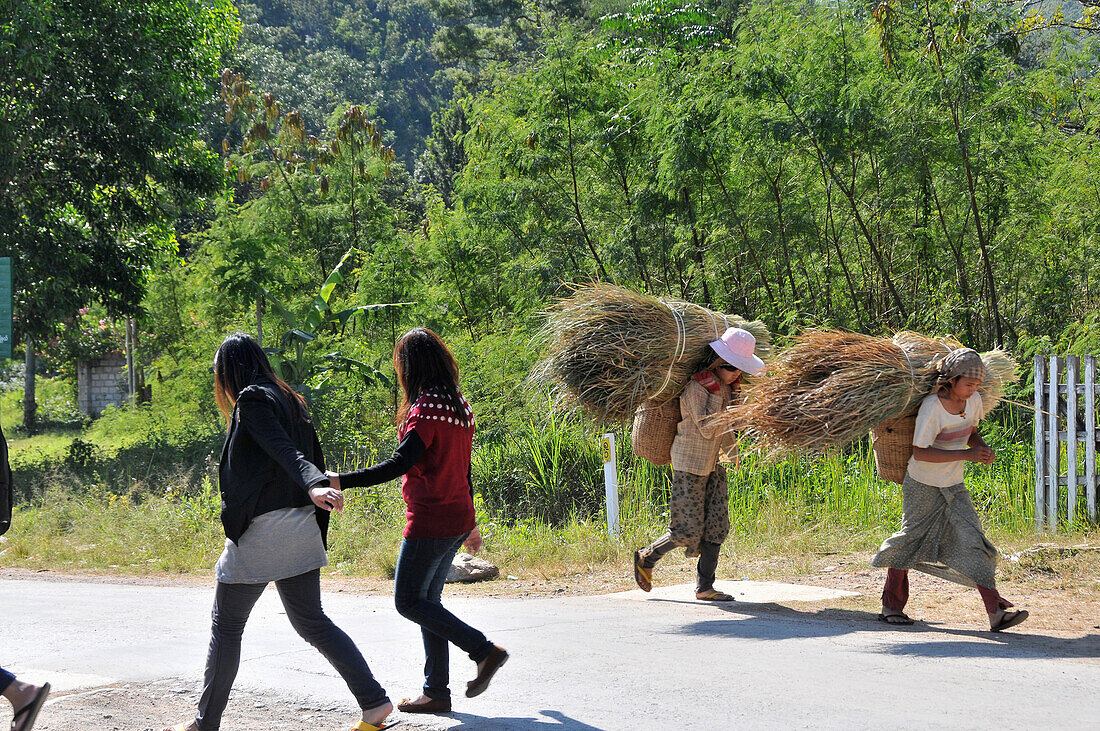 Junge Leute bei Nyaungshwe am Inle See, Myanmar, Burma, Asien