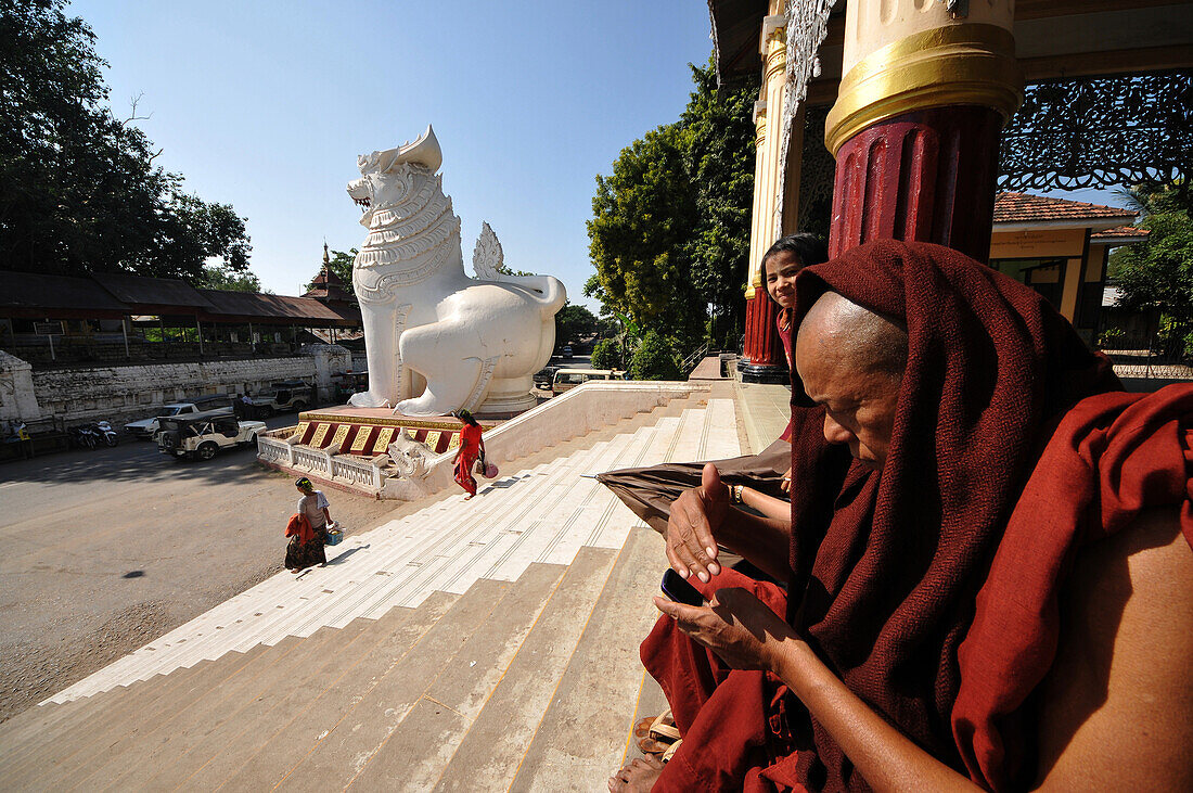 Am Eingang zum Walkway zum Mandalay Hill, Mandalay, Myanmar, Burma, Asien