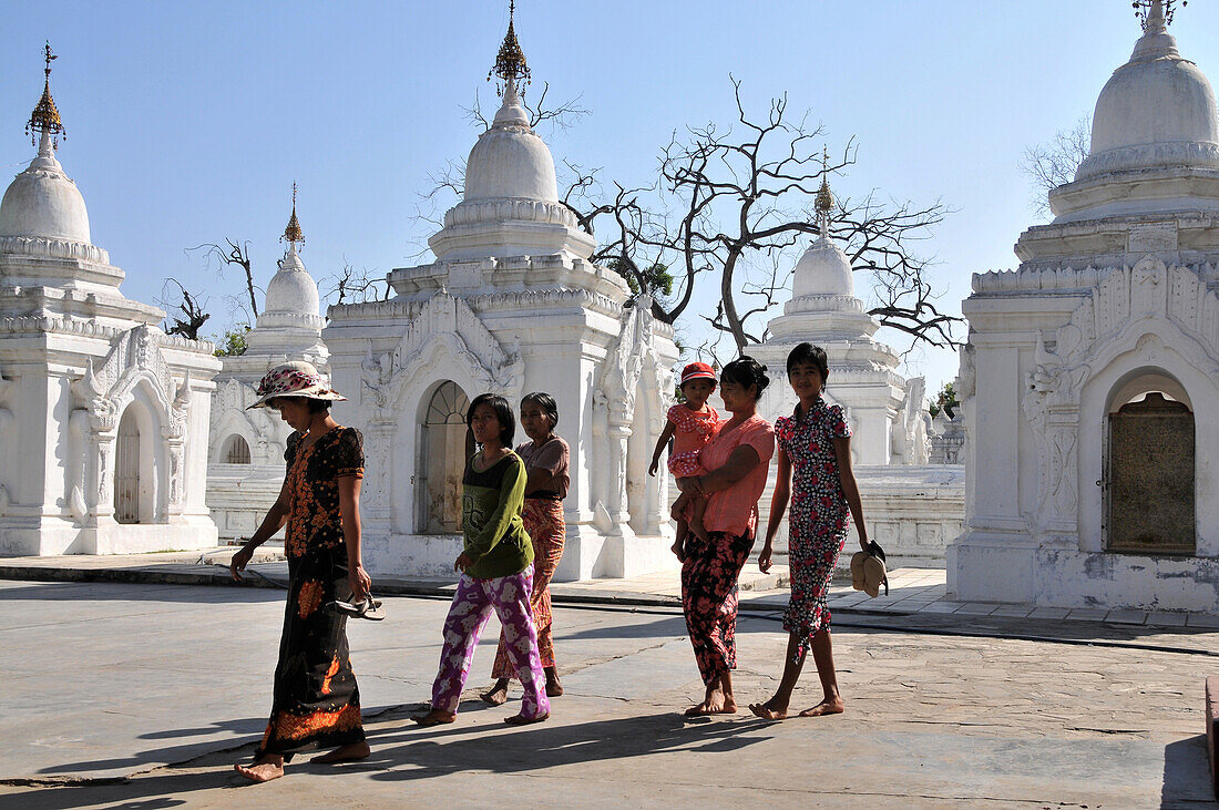 Frauen mit einem Kind, Kuthodaw Pagode, Mandalay, Myanmar, Burma, Asien