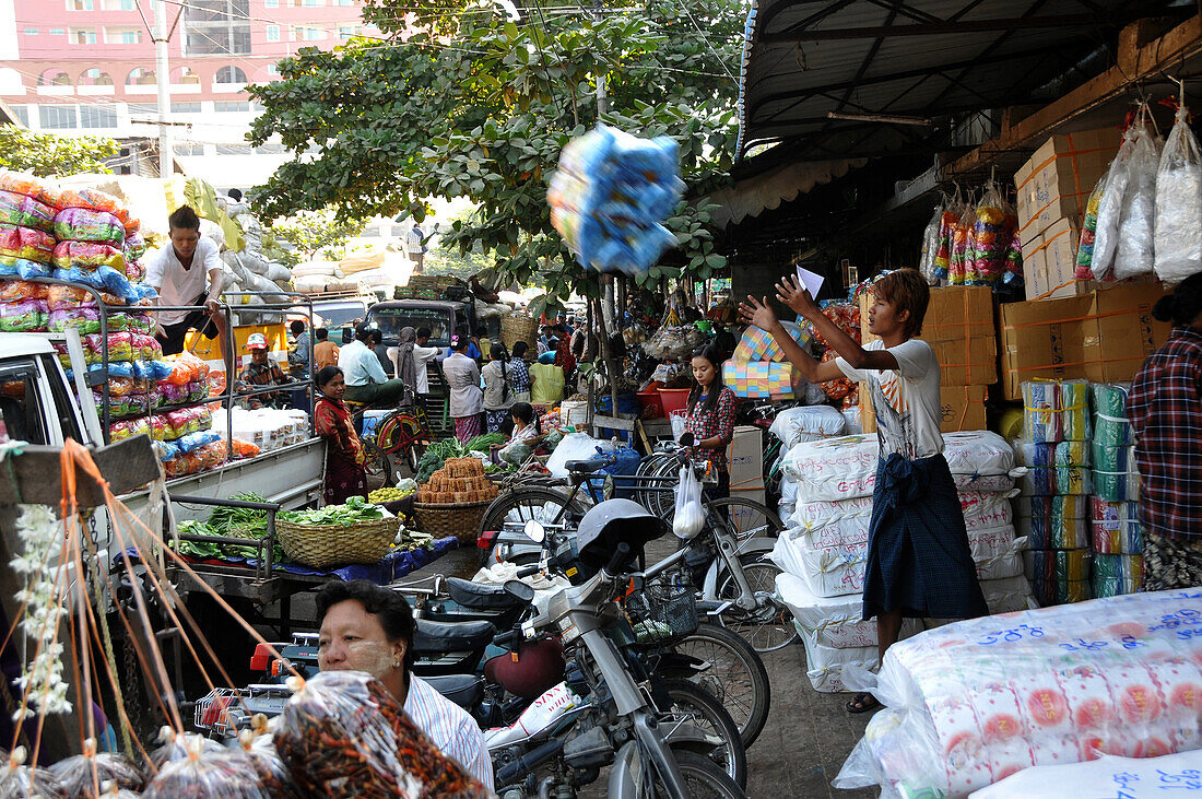 Marketscene in Mandalay, Myanmar, Burma, Asia