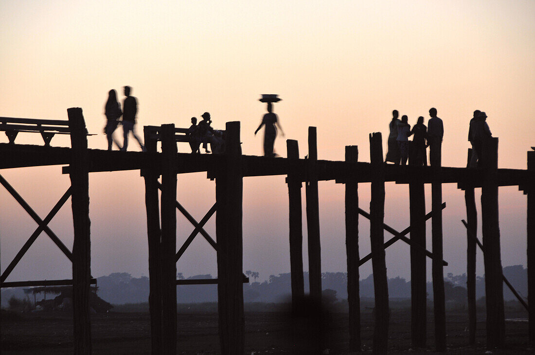 An der U Bein Brücke, Amarapura bei Mandalay, Myanmar, Burma, Asien