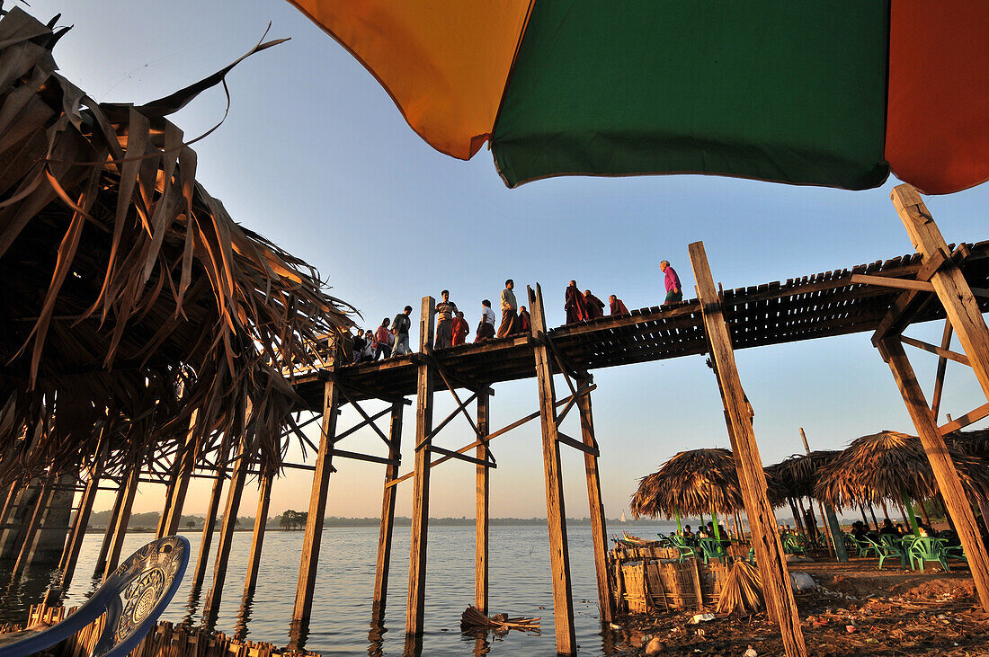 An der U Bein Brücke, Amarapura bei Mandalay, Myanmar, Burma, Asien